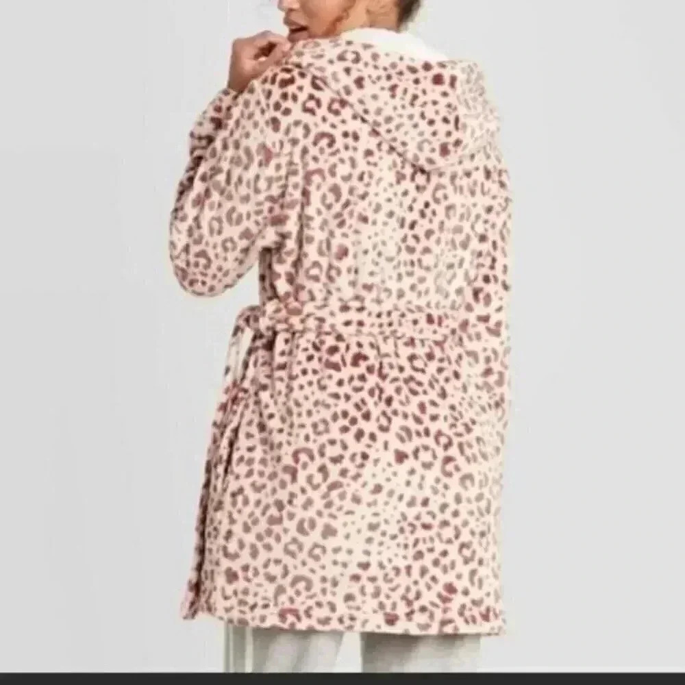 Colsie Cozy Leopard Robe w/ Hood - Picture 2 of 7